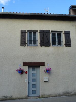 Exterior detail - Cottage "Les Coccinelles" with garden, town center of La Chaise Dieu (La Chaise-Dieu)