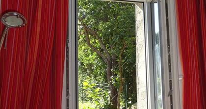 Cottage "Les Coccinelles" with garden, town center of La Chaise Dieu