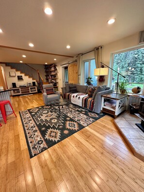 Smart TV, chimenea, reproductor de DVD y juguetes 