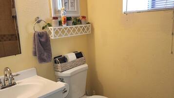 Dusj, hårføner, håndklær og såpe