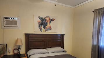 2 dormitoris, escriptori i planxa i posts de planxar