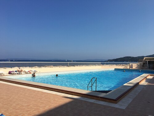 Quai eer uitzicht op zee T2 4 pers vernieuwd negen haven bormes zwembad parkeerplaats 