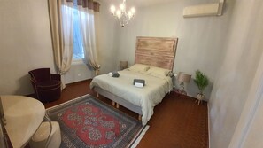 5 slaapkamers, een strijkplank/strijkijzer, wifi, beddengoed