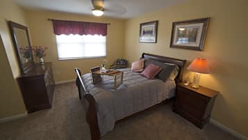 1 slaapkamer, een kluis op de kamer, een bureau