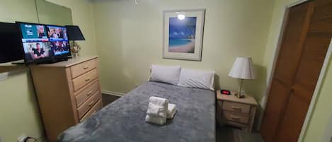 1 dormitorio, tabla de planchar con plancha, wifi y ropa de cama