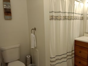 Ducha y bañera combinadas, secador de pelo y toallas