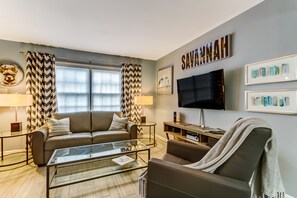 Smart TV, libros, estéreo