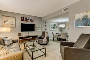 Smart TV, books, stereo - Phoebe's Dog Friendly Townhouse (Savannah)