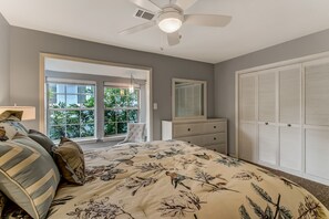 2 bedrooms, desk, iron/ironing board, free WiFi - Phoebe's Dog Friendly Townhouse (Savannah)