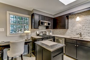 Fridge, microwave, oven, stovetop - Phoebe's Dog Friendly Townhouse (Savannah)