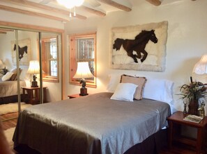 2 makuuhuonetta, työpöytä, silitysrauta/-lauta, ilmainen Wi-Fi