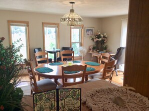 Dining - Mountain Cabin Retreat FAST WiFi, Ski Sipapu,Hike, Hunt,Fish,Art, Taos, Santa Fe (Chamisal)