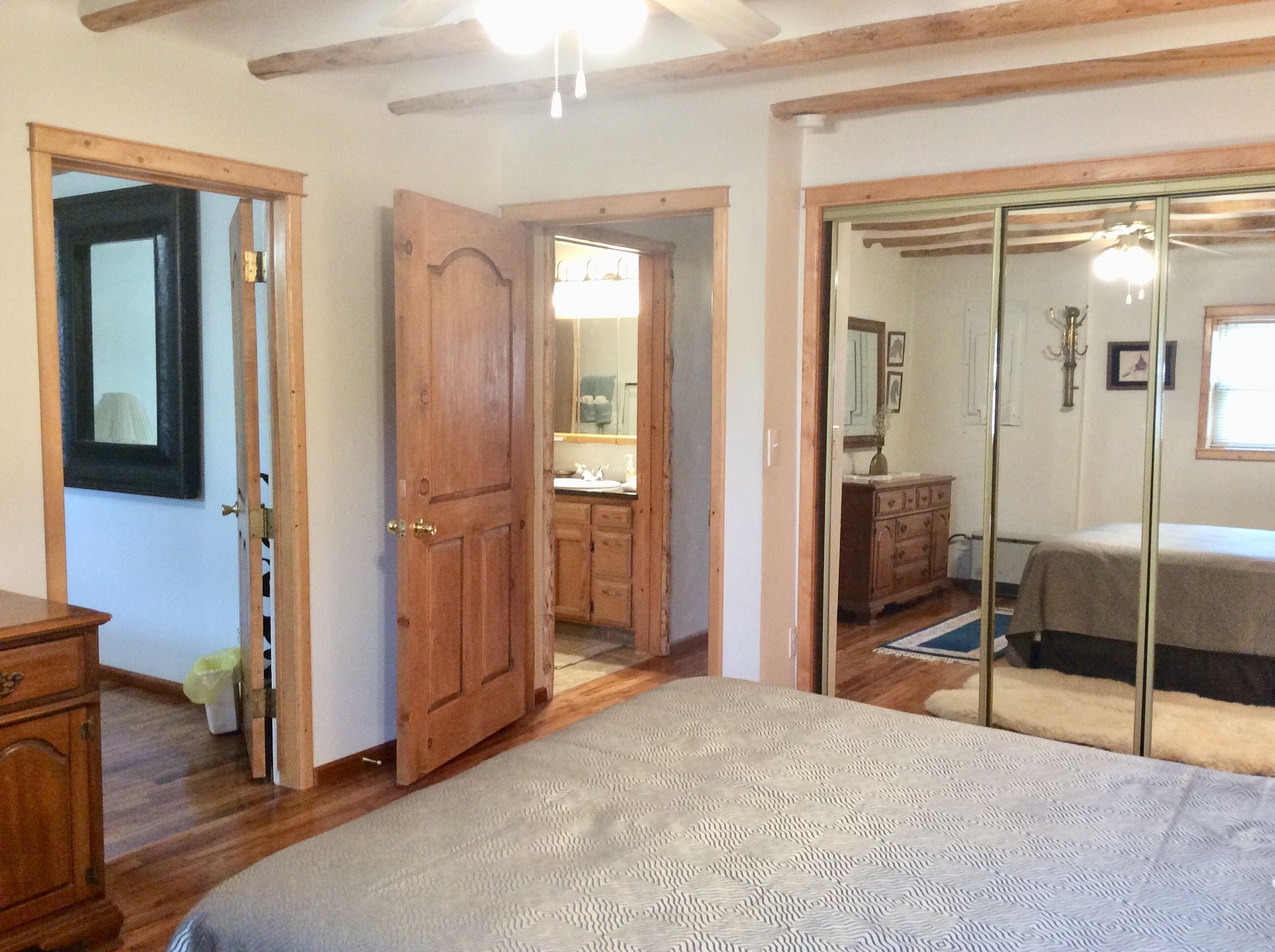 2 habitaciones, escritorio, tabla de planchar con plancha y wifi gratis 