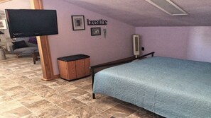 Een bureau, een strijkplank/strijkijzer, gratis wifi, beddengoed