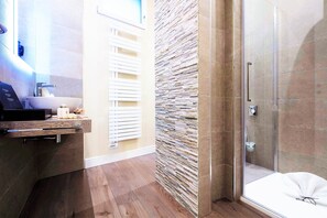 Dusche, Haartrockner, Bidet, HandtĂŒcher