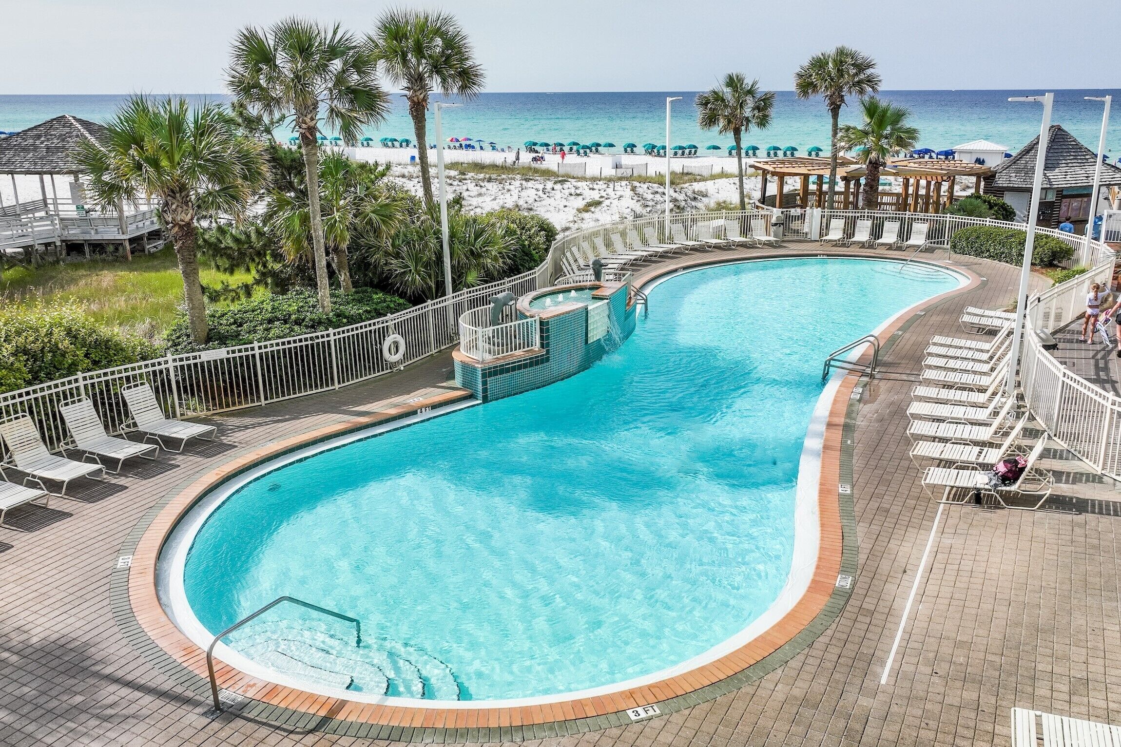 Una piscina cubierta, una piscina al aire libre