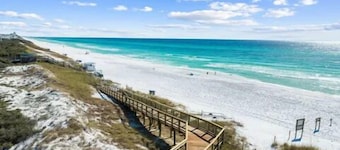 Spacious 5 bedroom Watercolor Home- close to pool, yard. INC. GOLF CART+4 BIKES