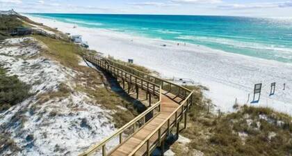 Spacious 5 bedroom Watercolor Home- close to pool, yard. INC. GOLF CART+4 BIKES