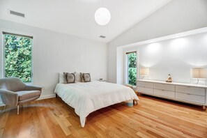 4 bedrooms, desk, iron/ironing board, travel crib