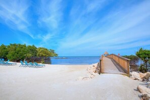 Beach nearby, sun-loungers, beach towels