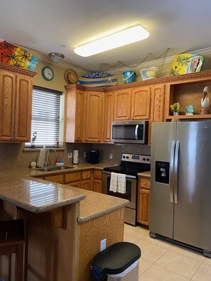 Frigorifero, microonde, forno, piano cottura