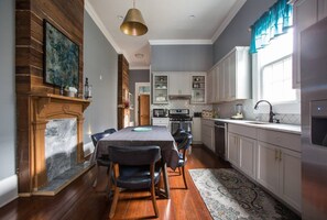 eat-in kitchen dining area