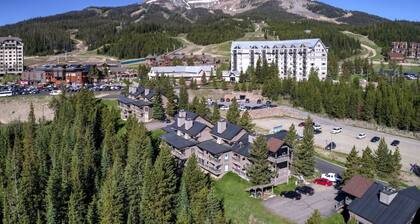 Cozy Slope-Side 2 Bedroom, Walk to Chairlifts!