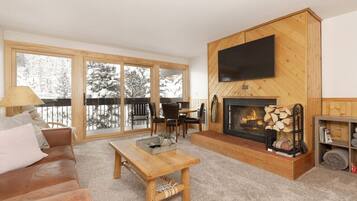 TV connectée, cheminée, livres