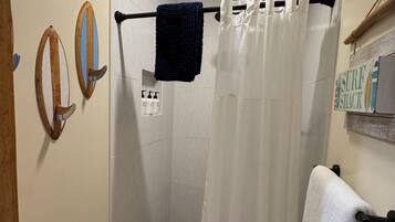 Ducha, secador de pelo, toallas, jabón