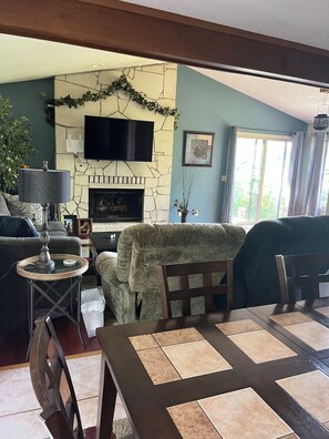 Smart TV, fireplace, books, printers - Spacious, minutes from Traverse City, Williamsburg a country setting. 2700 sq.  (Williamsburg)