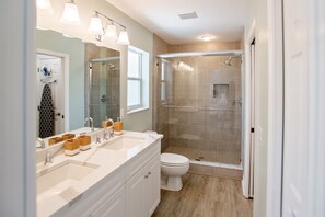 Combined shower/bathtub, hair dryer, towels - Stunning Newly Designed and Renovated Home seconds to the Gulf Of Mexico (Sanibel)
