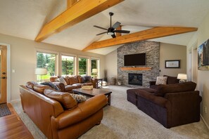 تلفزيون ذكي، مدفأة، كرة قدم الطاولة ، تنس طاولة