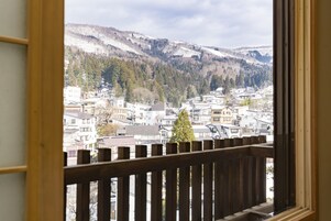 Habitación tradicional, baño compartido | Vistas a la montaña