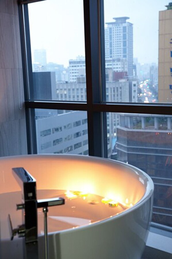 East Penthouse | Bathroom | Free toiletries, hair dryer, bathrobes, slippers - James Joyce Coffetel Elite Seoul (Seoul)