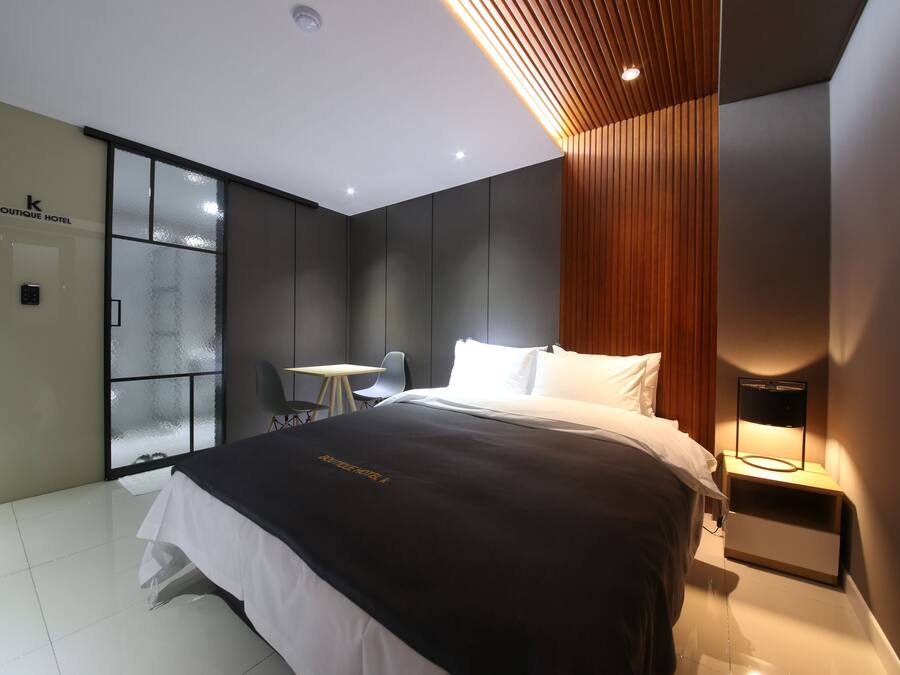 Ropa de cama de alta calidad, sistema de insonorización y wifi gratis