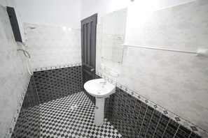 Standard Twin Room | Bathroom | Shower, free toiletries, slippers, bidet