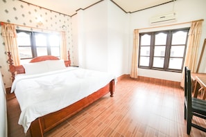 In-room safe, desk, free WiFi - Maylay Guesthouse (Vang Vieng)