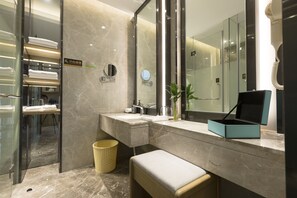 Chambre classique double | Salle de bain | Douche, douche cascade, articles de toilette (gratuits)