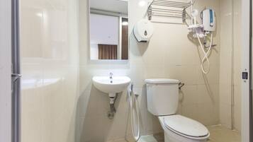 Shower, bidet, towels