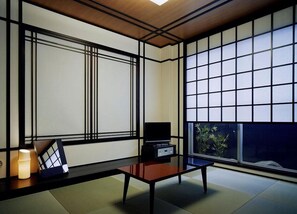 Phòng 2 giường đơn có thiết kế đặc trưng | Bàn, màn/rèm cản sáng, truy cập Internet không dây miễn phí