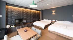 Penthouse Deluxe, 2 giường đôi, không hút thuốc | Bàn, màn/rèm cản sáng, truy cập Internet không dây miễn phí