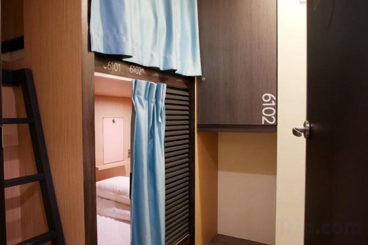 Laptop workspace, blackout drapes, soundproofing, WiFi (free)
