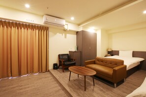 Standard Quadruple Room | Laptop workspace, blackout drapes, soundproofing, free WiFi - Loosha Hostel (Taichung)