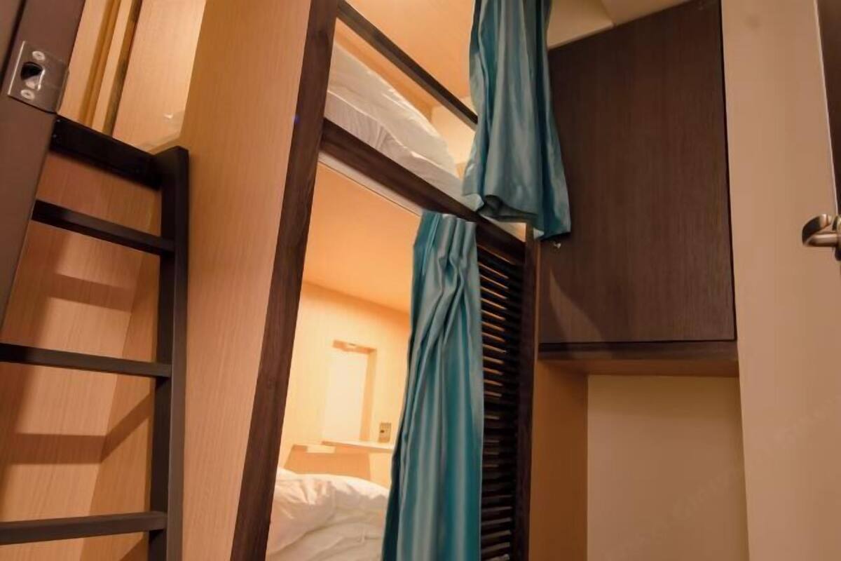 Laptop workspace, blackout drapes, soundproofing, WiFi (free)