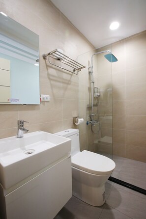Standard Twin Room | Bathroom | Free toiletries, hair dryer, slippers, towels - Loosha Hostel (Taichung)