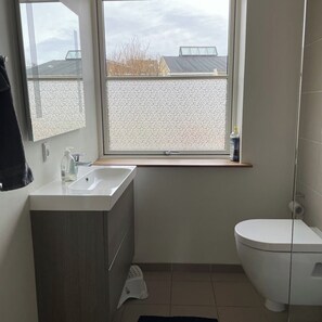 Søglimt | Bathroom | Shower, towels, shampoo, toilet paper