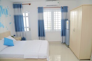 Standaard kamer, 1 queensize bed | Een bureau, verduisterende gordijnen, een strijkplank/strijkijzer