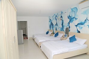 Standaard kamer | Een bureau, verduisterende gordijnen, een strijkplank/strijkijzer