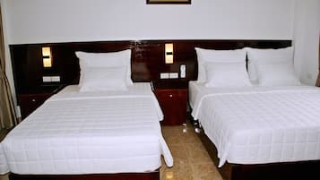 Triple Room | Desk, blackout curtains, free WiFi, bed sheets