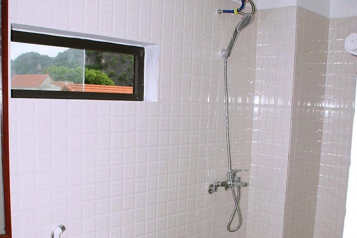 shower, free toiletries, hair dryer, slippers